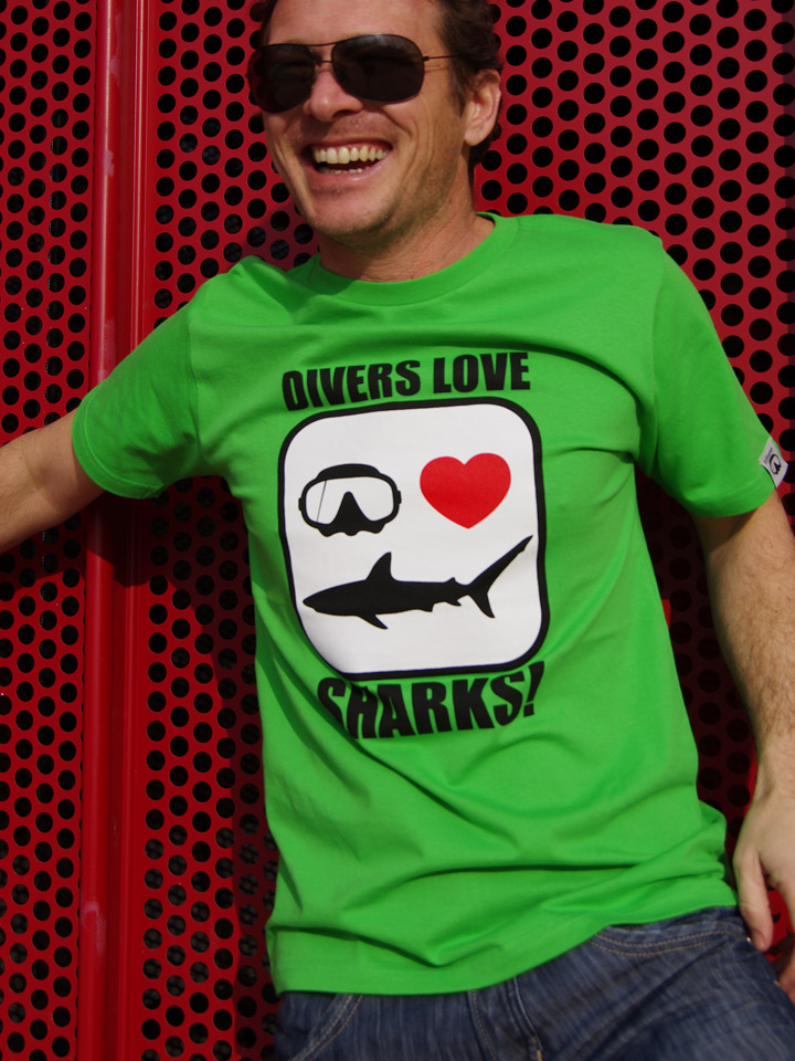 shop_divers_love_sharks_mc_H_vert_noirBlancRouge_1